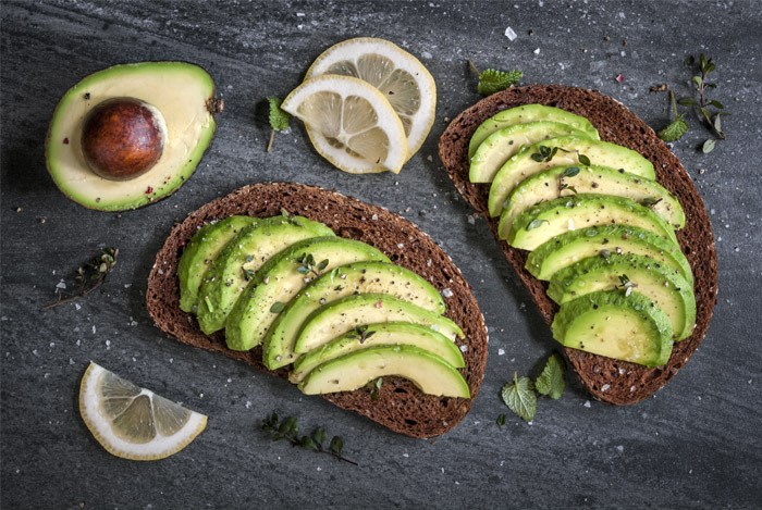 https://static2.annahar.com/storage/attachments/561/avocado-on-toast_653978.jpg